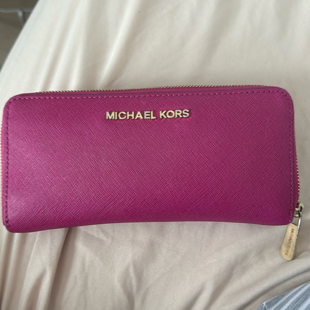 Authentic pink Michael kors wallet, don’t use anymore